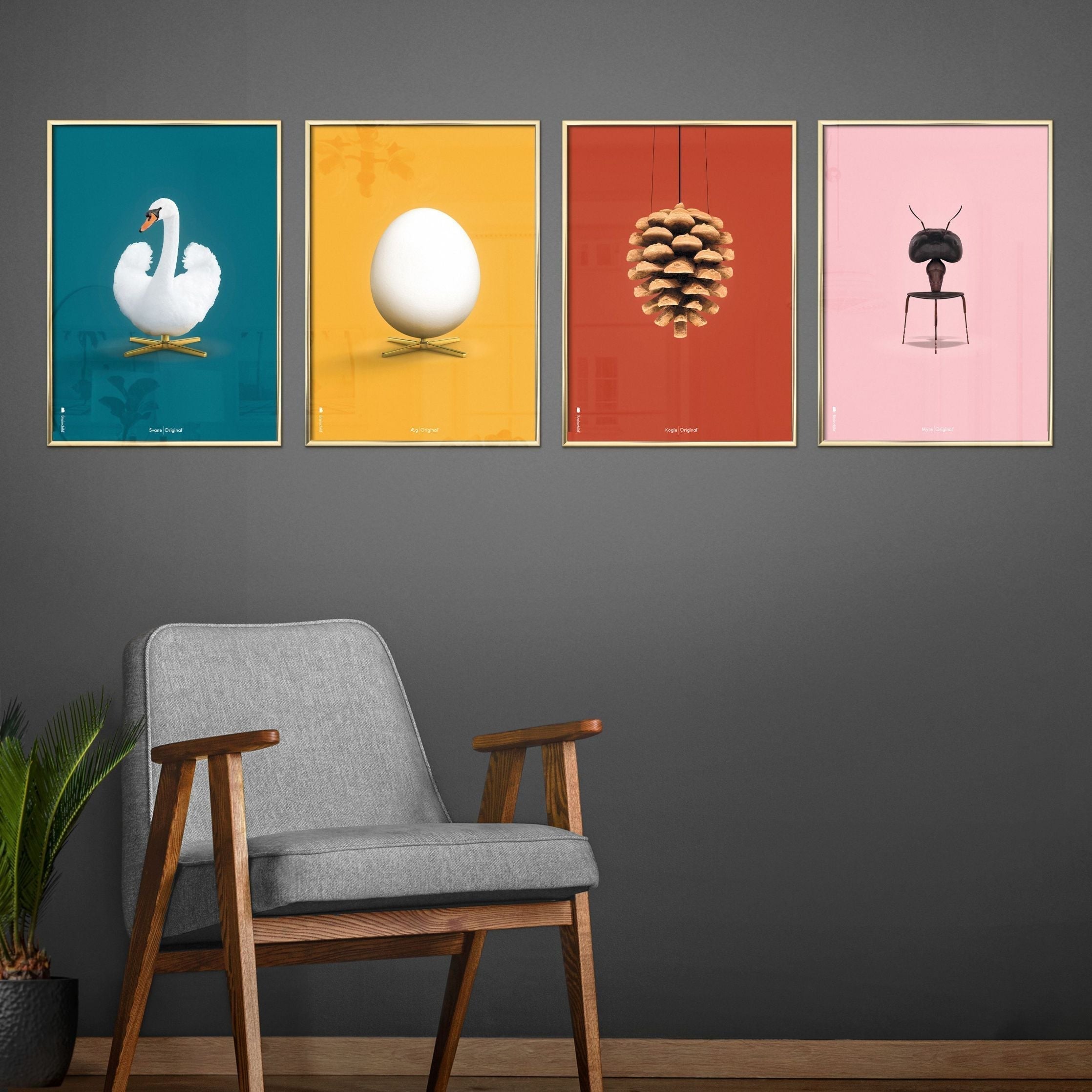 brainchild Ei Classic Poster, frame gemaakt van licht hout 30x40 cm, gele achtergrond