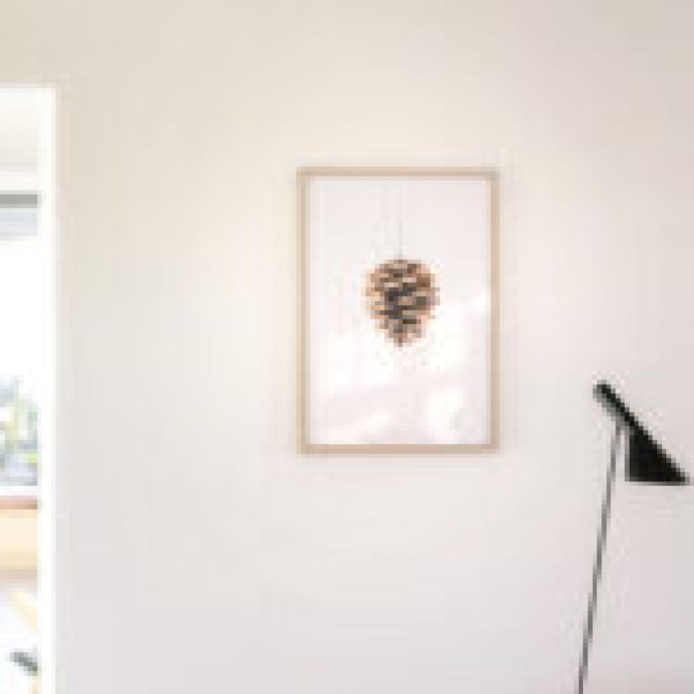 Brainchild Pine Cone Classic Poster, messing gekleurd frame 30x40 cm, witte achtergrond