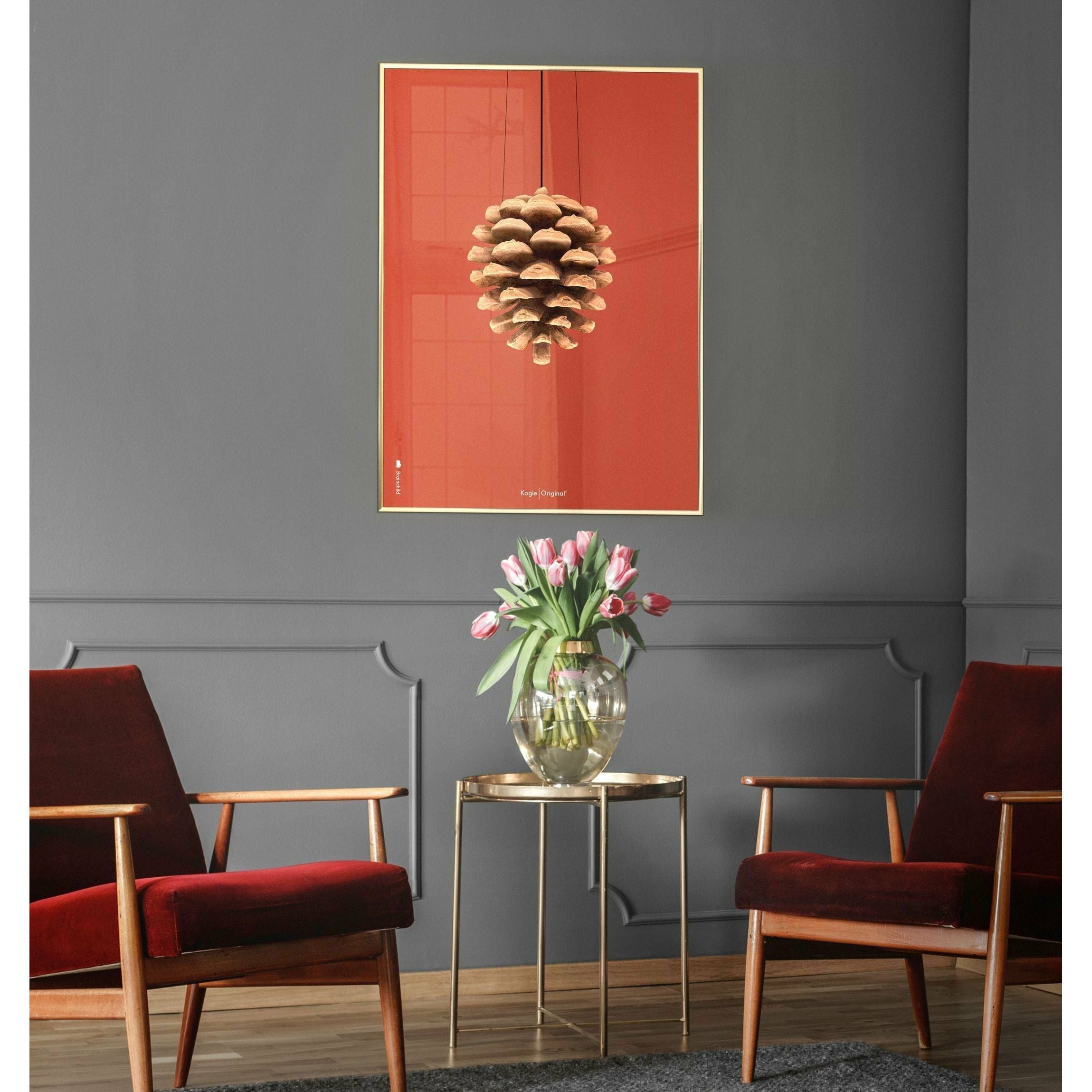 Brainchild Tannenzapfen Classic Poster, Rahmen aus hellem Holz 50x70 cm, roter Hintergrund