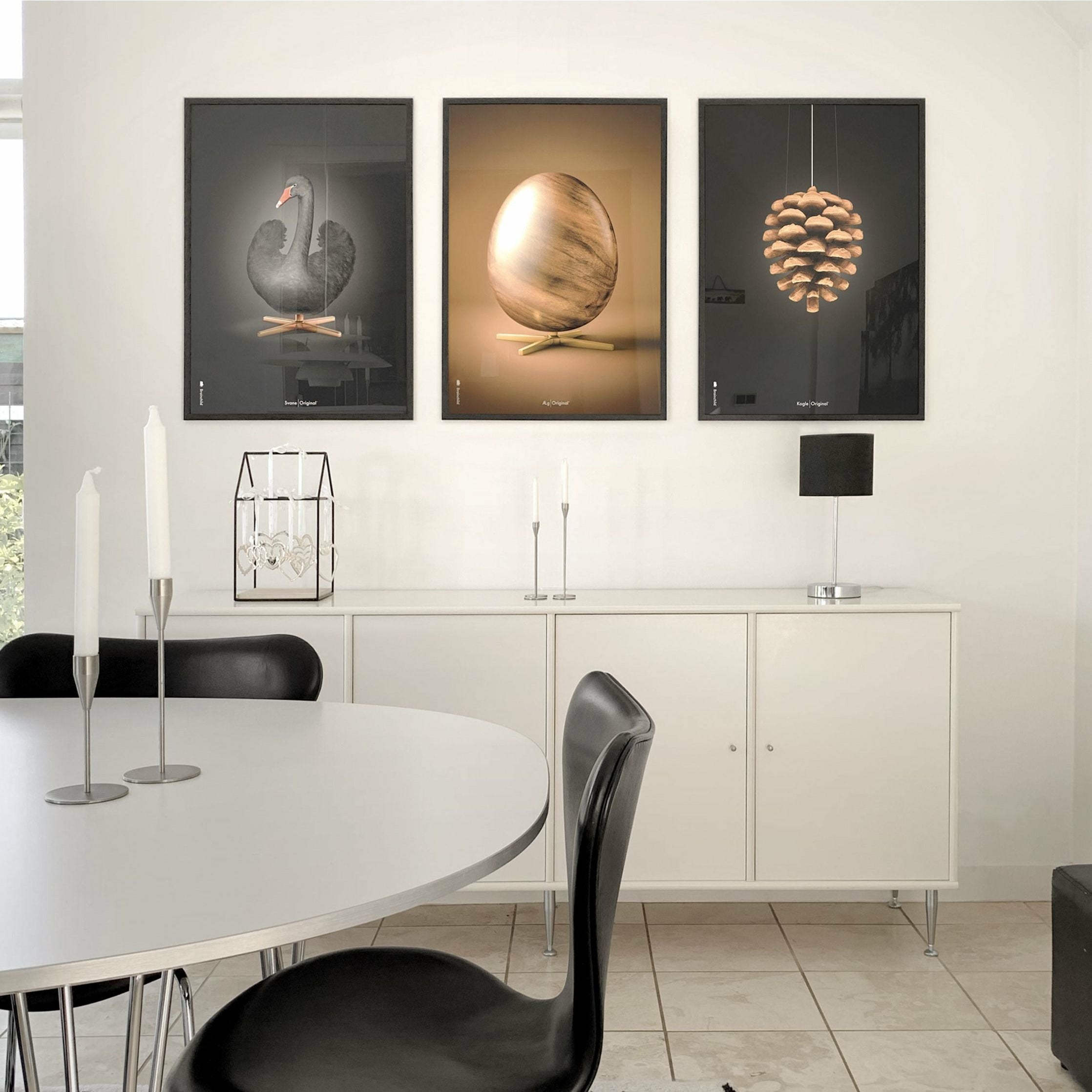 Brainchild Tannenzapfen Classic Poster, Rahmen aus hellem Holz 50x70 cm, schwarzer Hintergrund