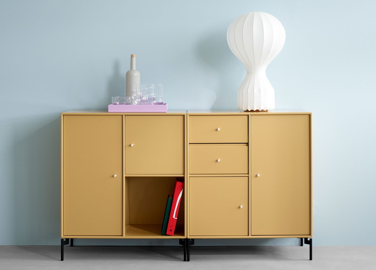 Montana Paar Sideboard mit Beinen, Vanille/Matt Chrom