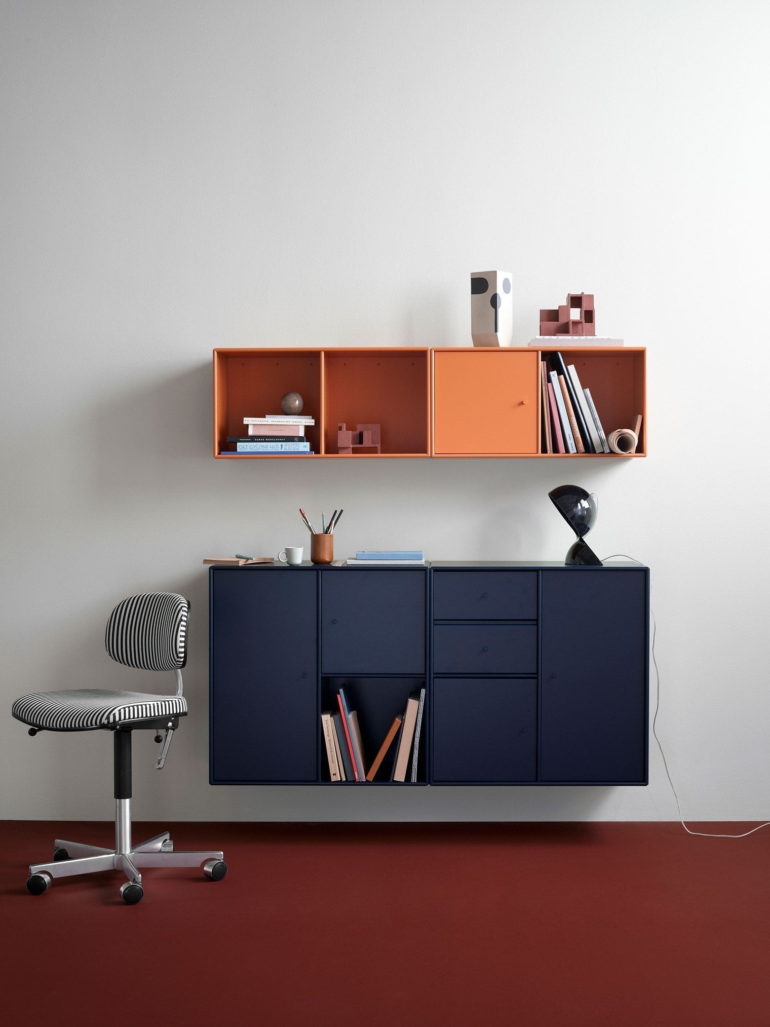 Montana -paar dressoir met benen, Fjord/Matt Chrome