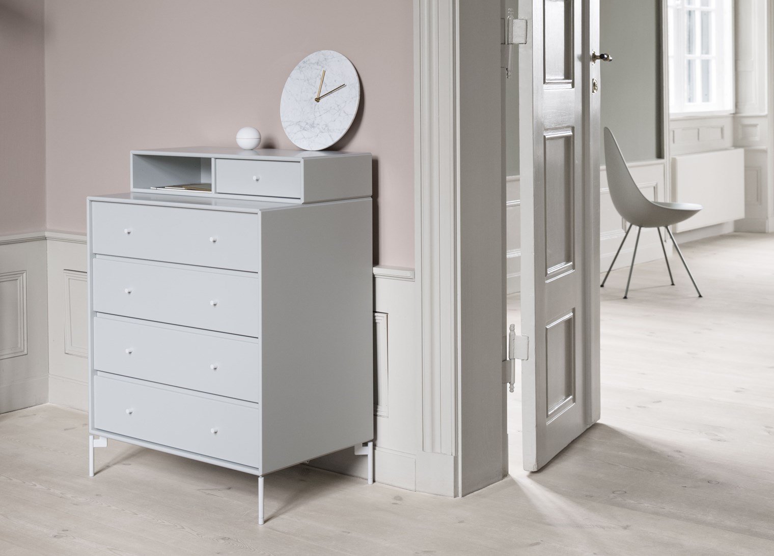 Montana Keep Chest Of Drawers With Legs, Oat/Snow White
