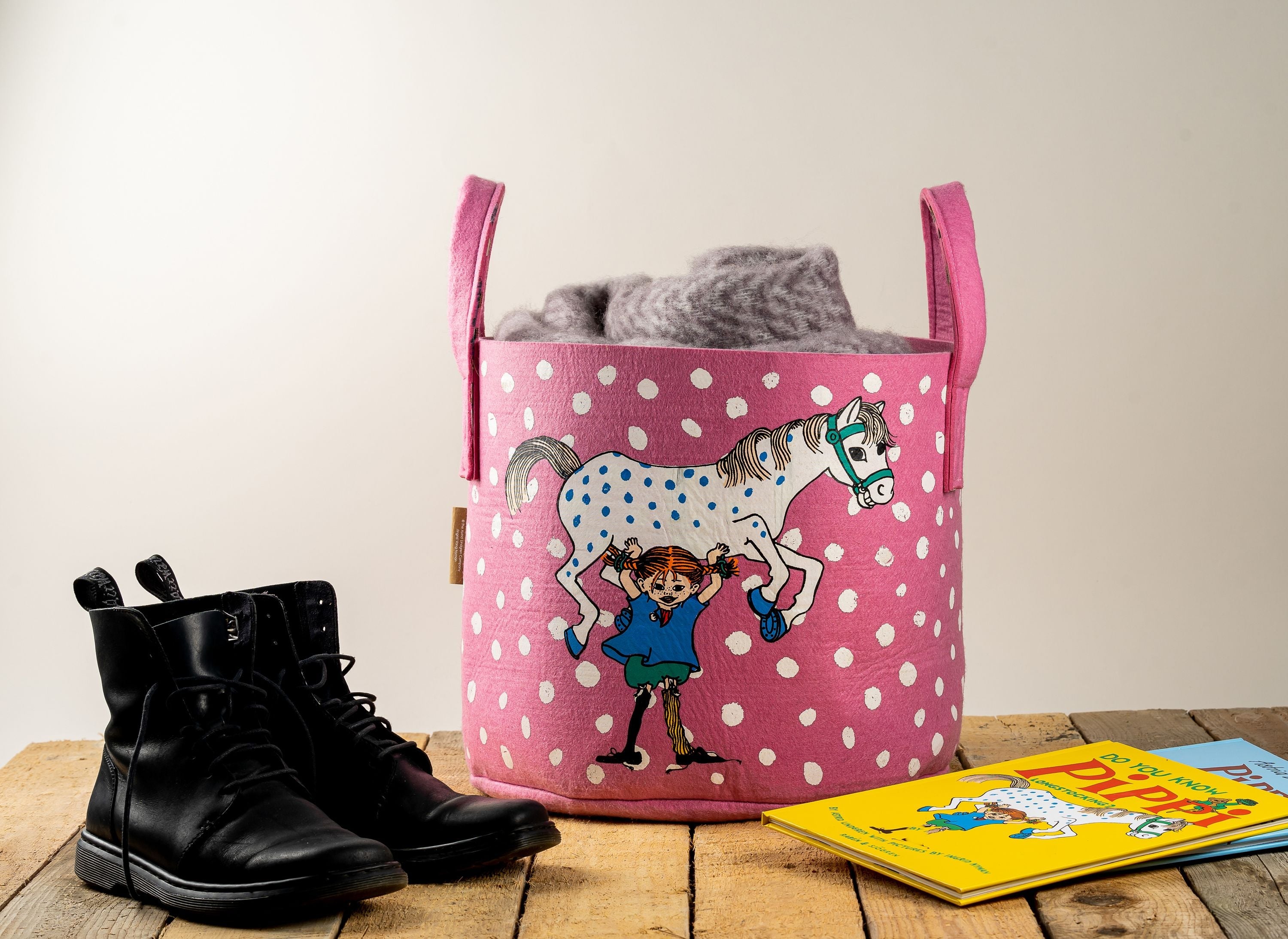 Muurla Pippi Longstocking Storage Basket, Pippi und The Horse, Pink