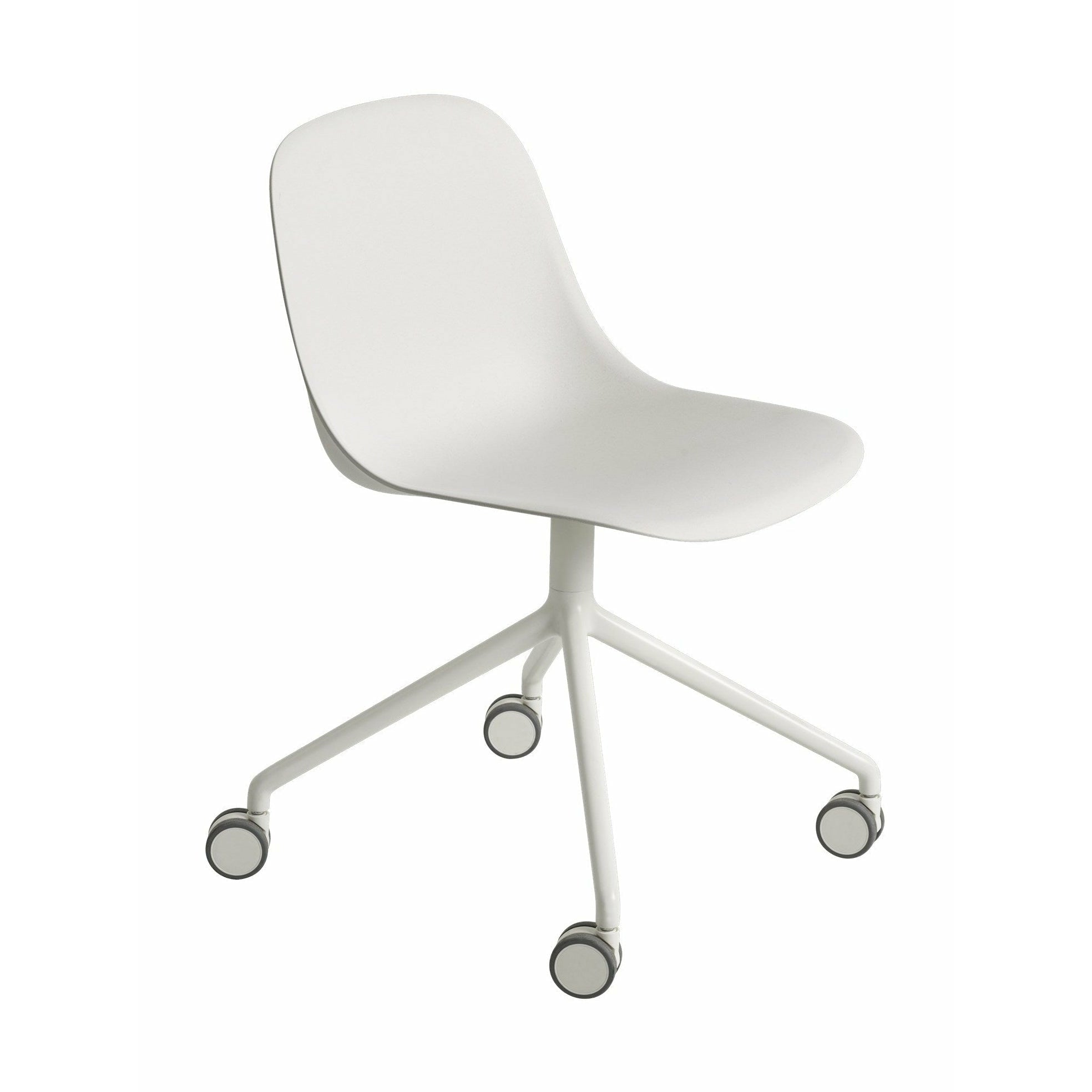 Muuto Fiber Side Chair aus recyceltem Kunststoff, drehbar mit Rädern, Naturweiß/Weiß