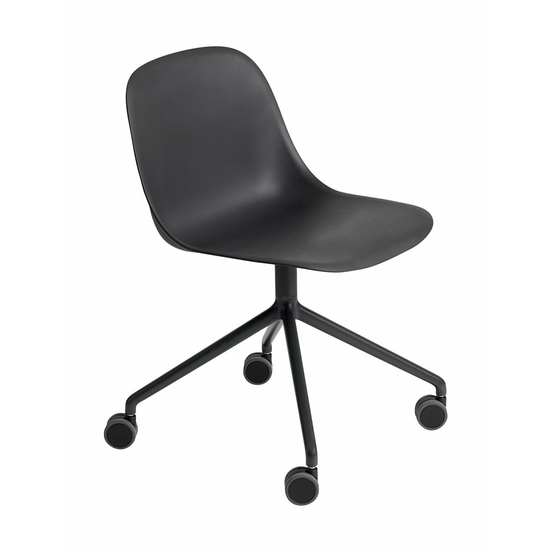 Muuto Fiber Side Chair aus recyceltem Kunststoff, drehbar mit Rädern, schwarz/schwarz