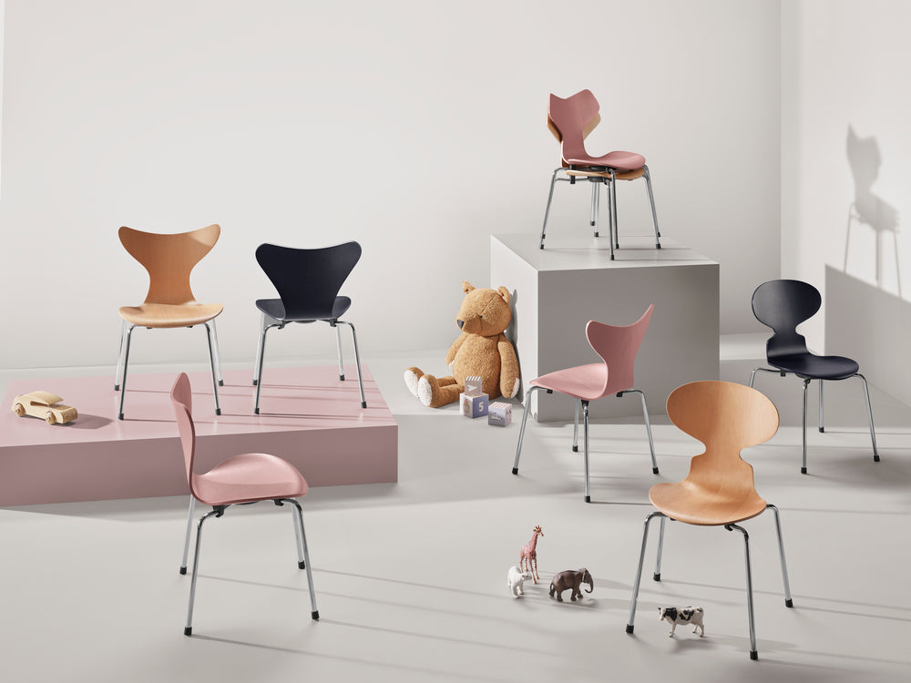 Fritz Hansen 3101 Mierenstoel voor kinderen, gekleurd fineer essen/wilde roos