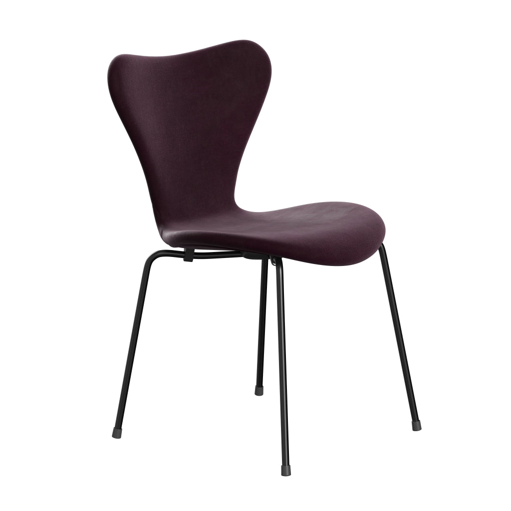 Fritz Hansen 3107 Stuhl Full Polstery, Schwarz/Belfast Velvet Dark Plum