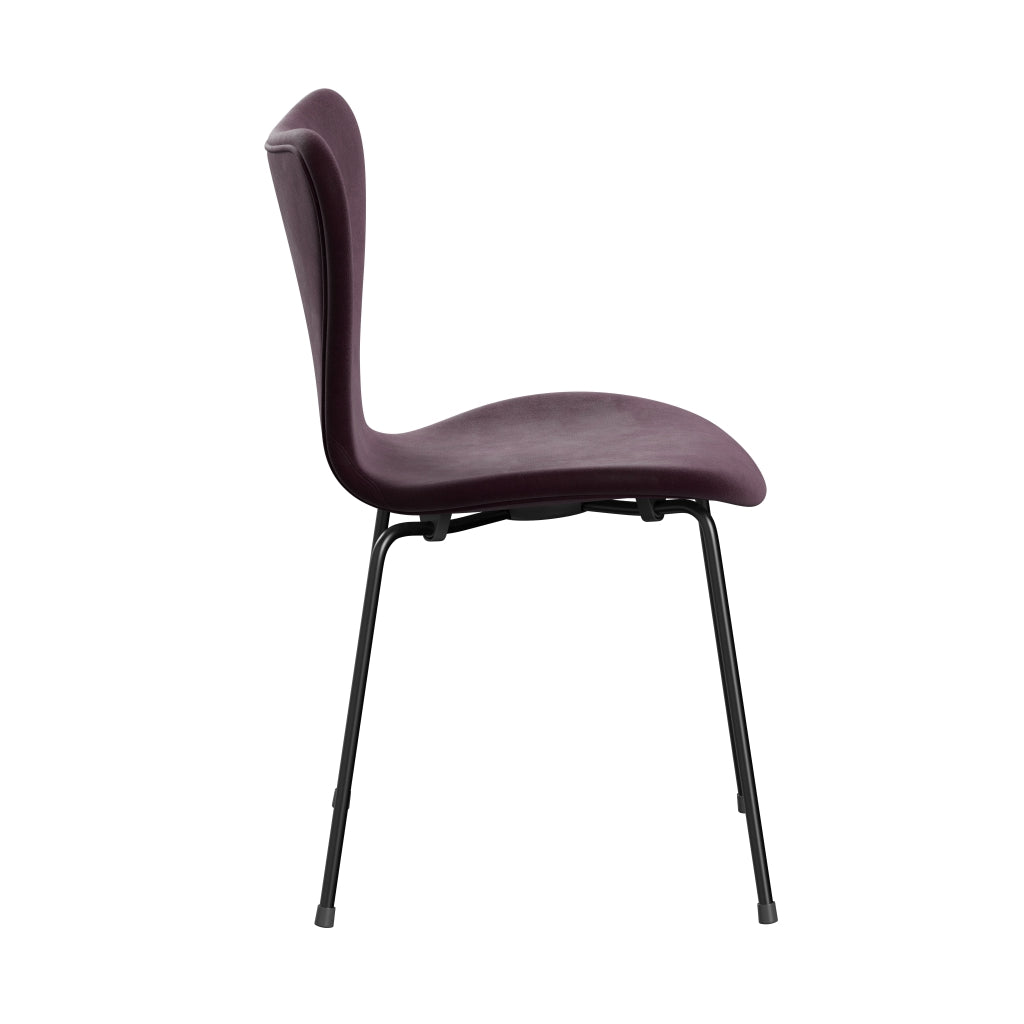 Fritz Hansen 3107 Stuhl Full Polstery, Schwarz/Belfast Velvet Dark Plum