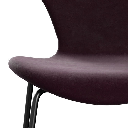 Fritz Hansen 3107 Stuhl Full Polstery, Schwarz/Belfast Velvet Dark Plum