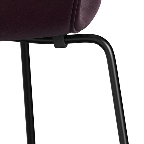 Fritz Hansen 3107 Stuhl Full Polstery, Schwarz/Belfast Velvet Dark Plum