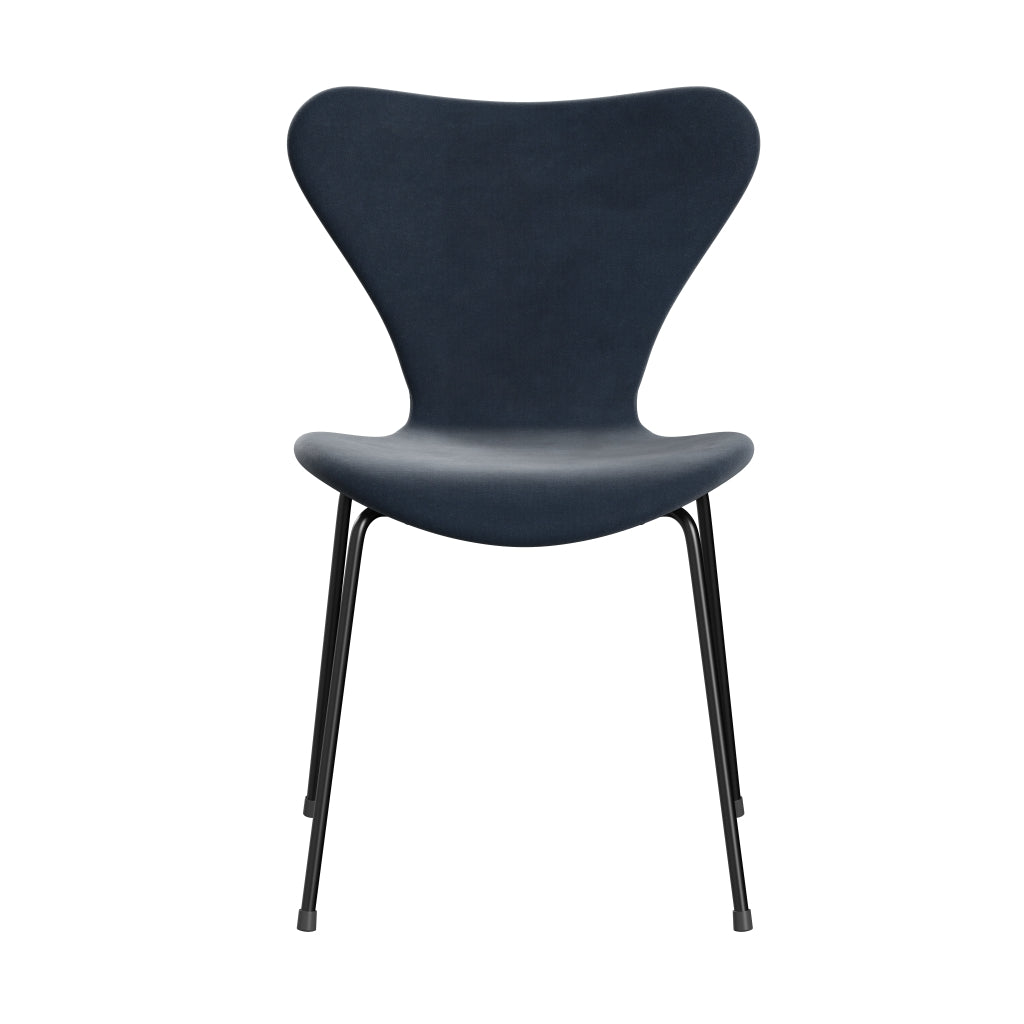 Fritz Hansen 3107 Stuhl Full Polster, Schwarz/Belfast Velvet Grey Blau