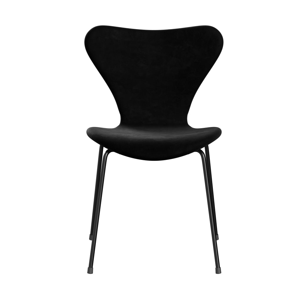 Fritz Hansen 3107 Stuhl Full Polstery, Schwarz/Belfast Velvet Night Schwarz