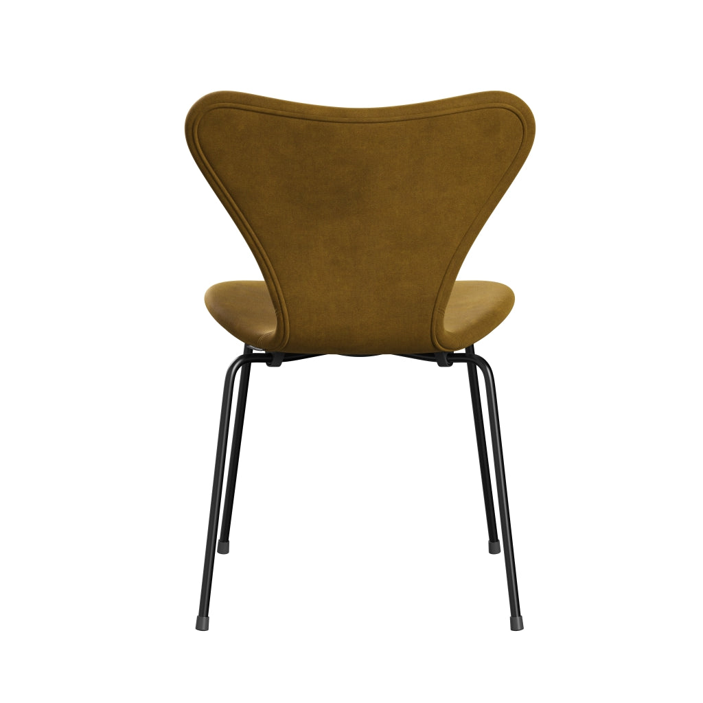 Fritz Hansen 3107 Stuhl Full Polstery, Schwarz/Belfast Velvet Soft Ocker