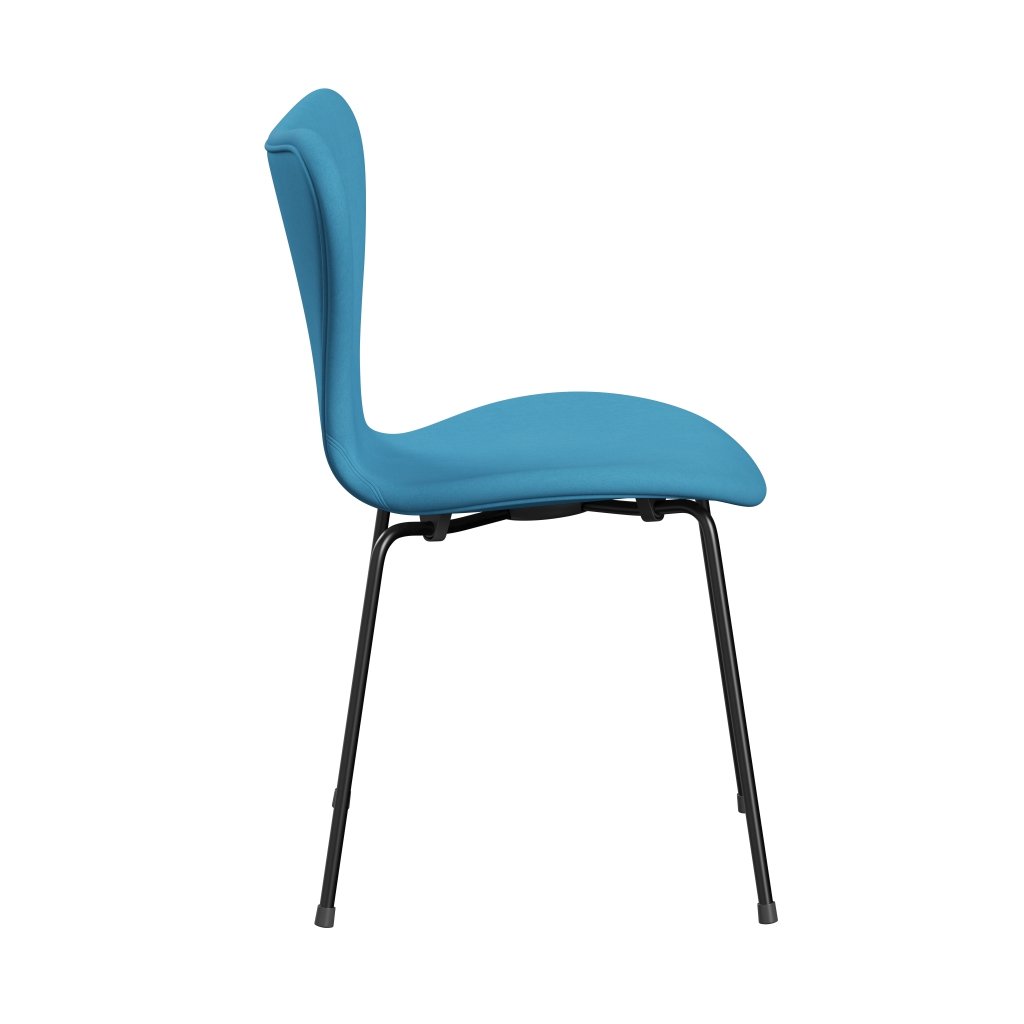 Fritz Hansen 3107 Stuhl Vollpolsterung, Schwarz/Komfort Hellblau (C66010)