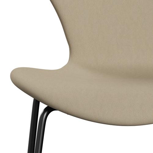 Fritz Hansen 3107 Stuhl Vollpolsterung, Schwarz/Komfort Sand Light (C61002)