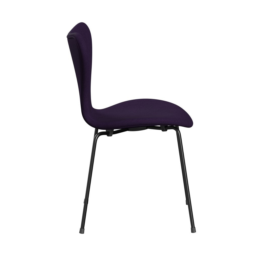 Fritz Hansen 3107 Stuhl Vollpolsterung, Schwarz/Komfortviolett Dunkel