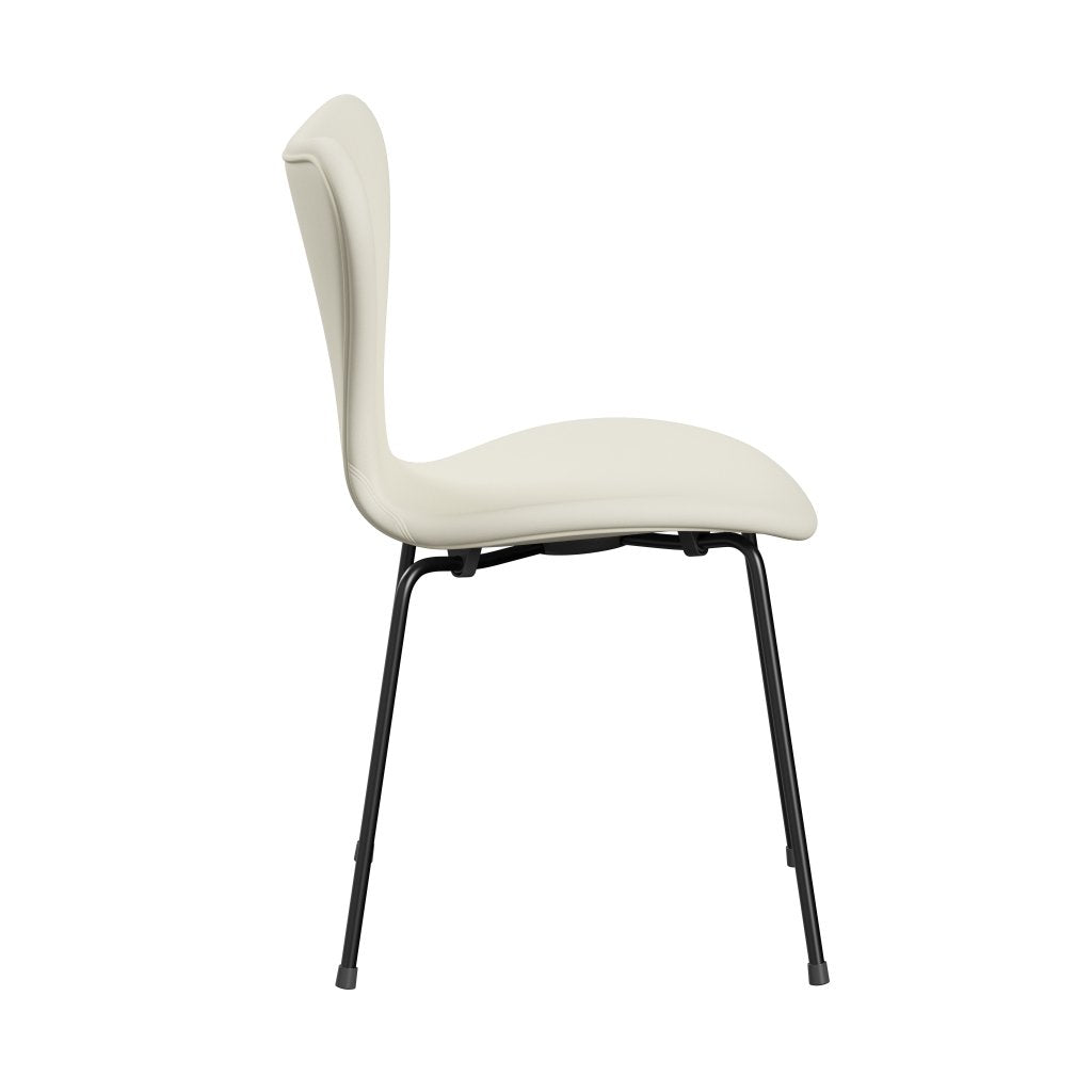 Fritz Hansen 3107 Stuhl Vollpolsterung, Schwarz/Komfort Weiß