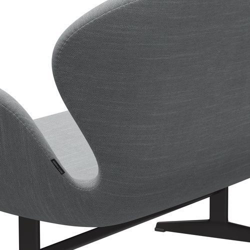 Fritz Hansen Swan Sofa 2-Sitzer, Warm Graphite/Sunniva Hellgrau/Hellblau