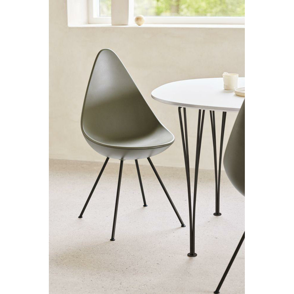 Fritz Hansen The Drop Chair, Braunbronze/Tieflehm