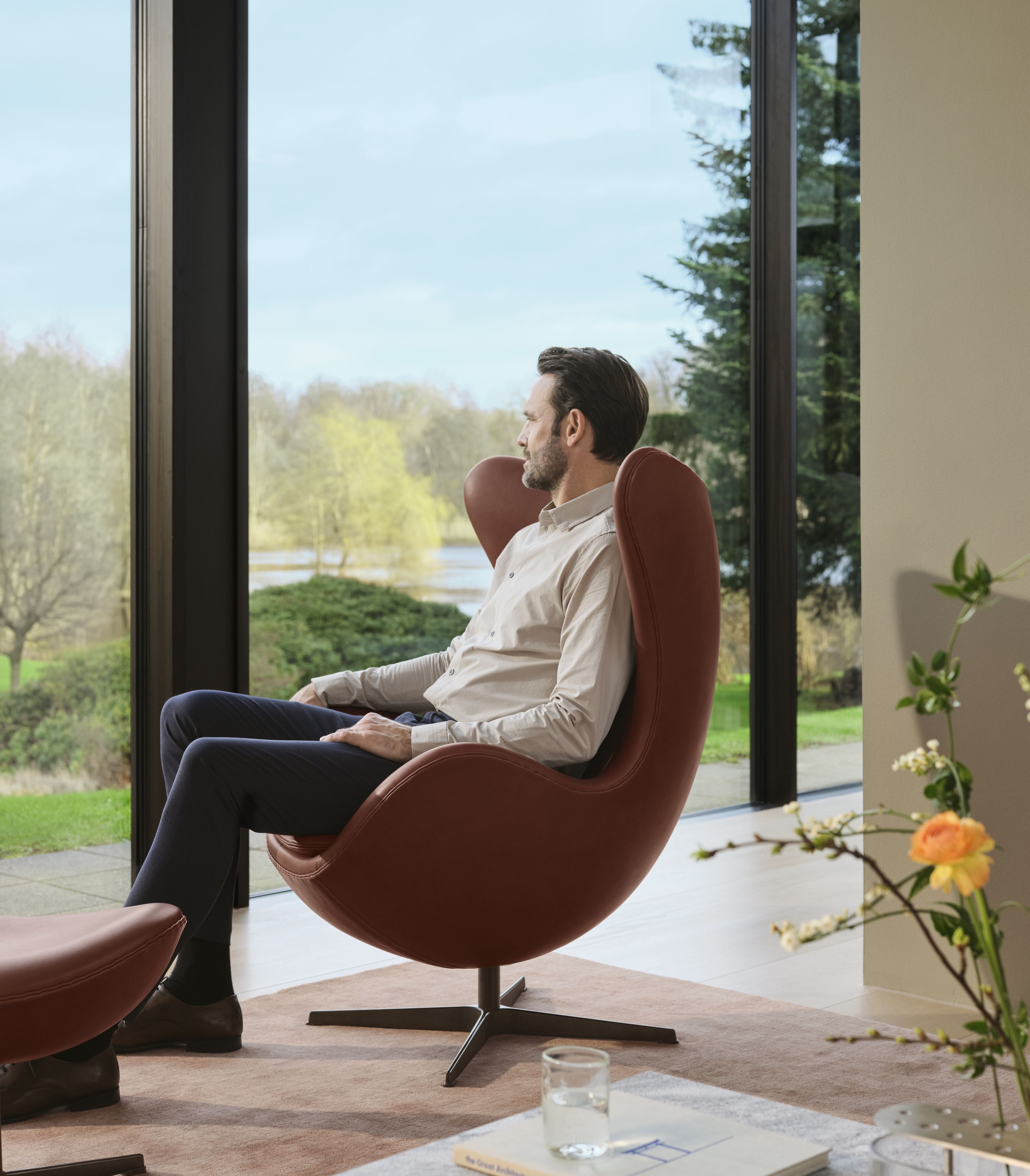 Fritz Hansen De eierlounge stoel, Grace Chestnut Leather Anniversary Collection