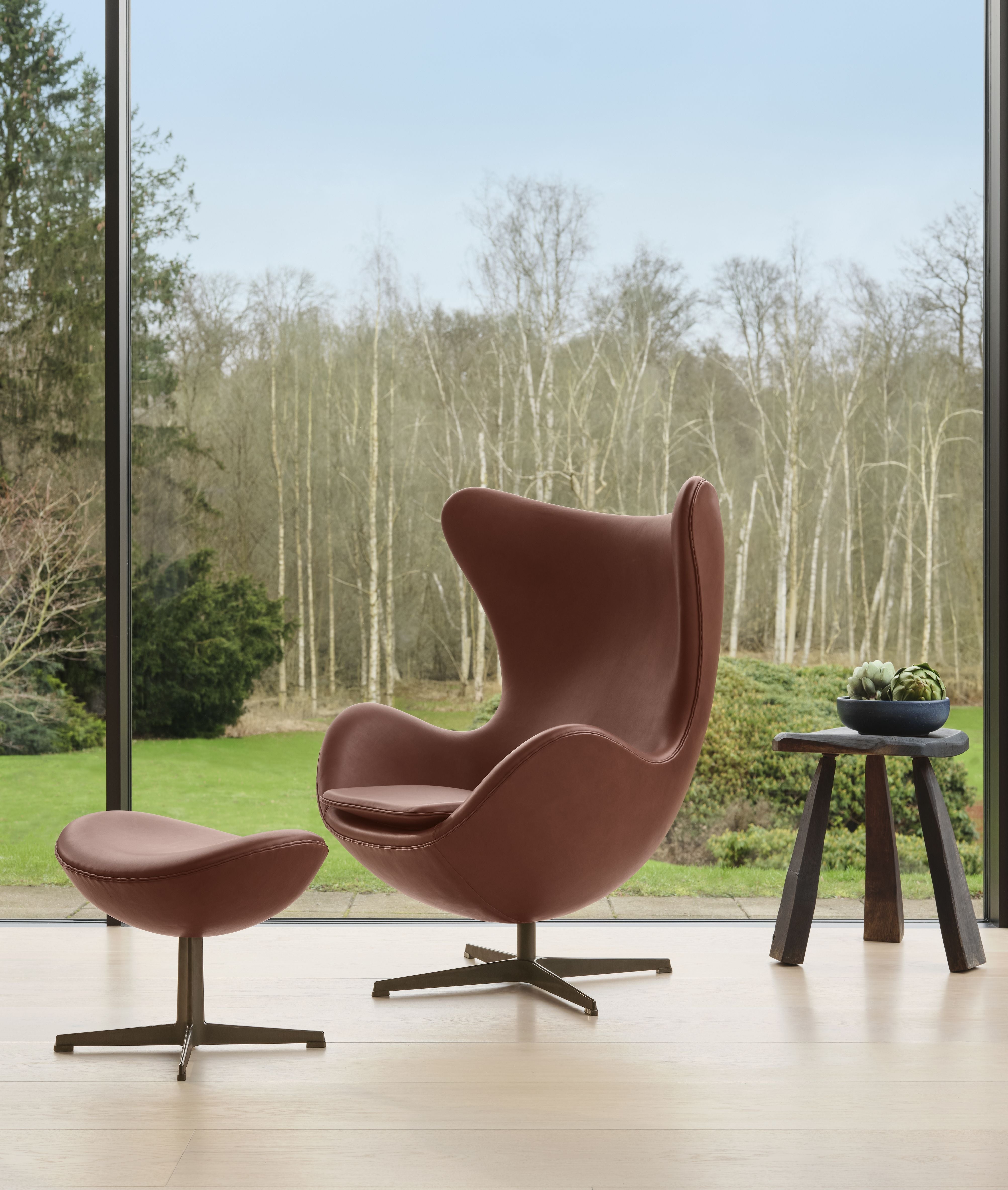 Fritz Hansen De eierlounge stoel, Grace Chestnut Leather Anniversary Collection