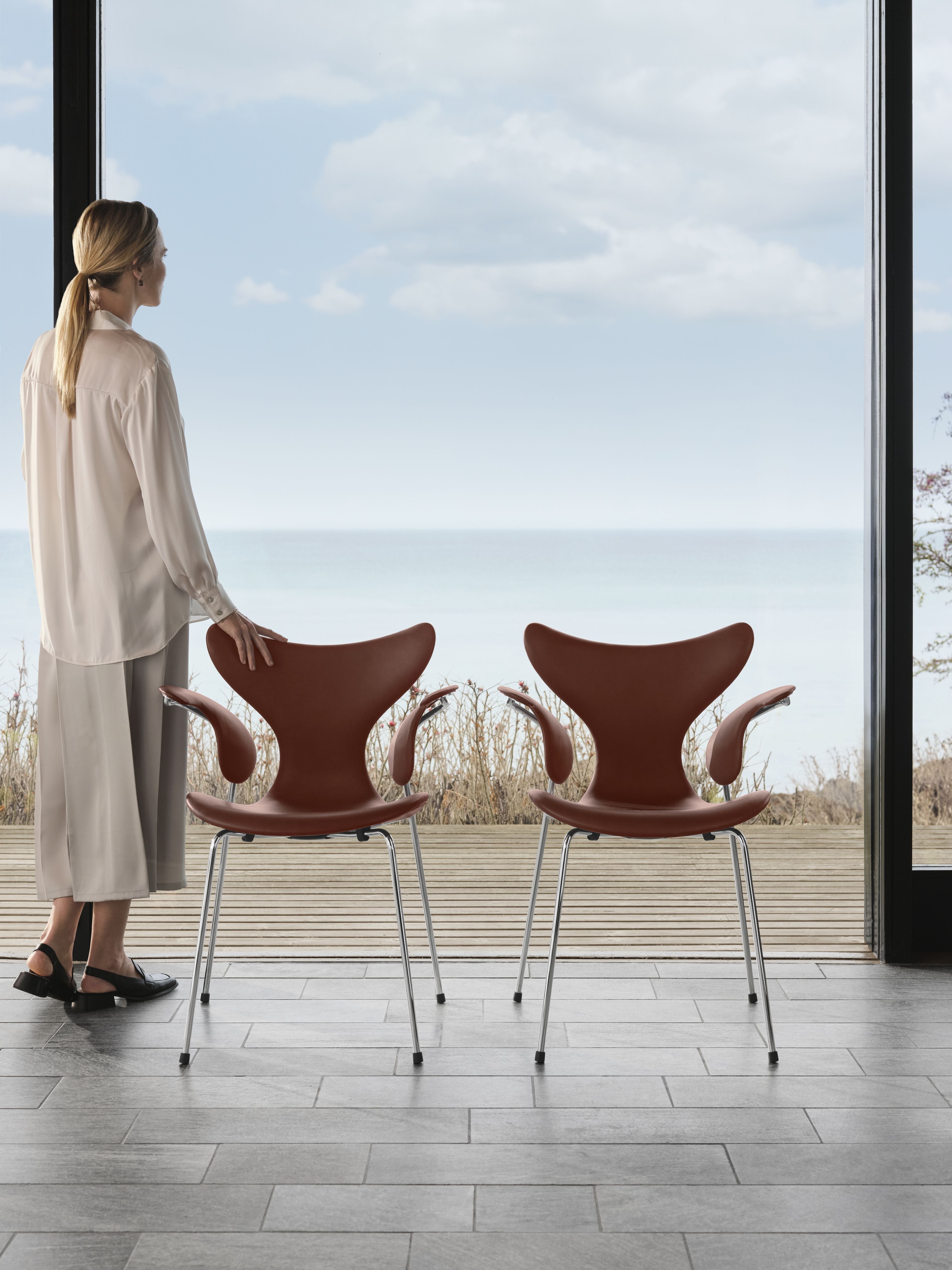 Fritz Hansen Der Lily Sessel, komplett gepolstert mit Grace Chestnut Leder Anniversary Collection