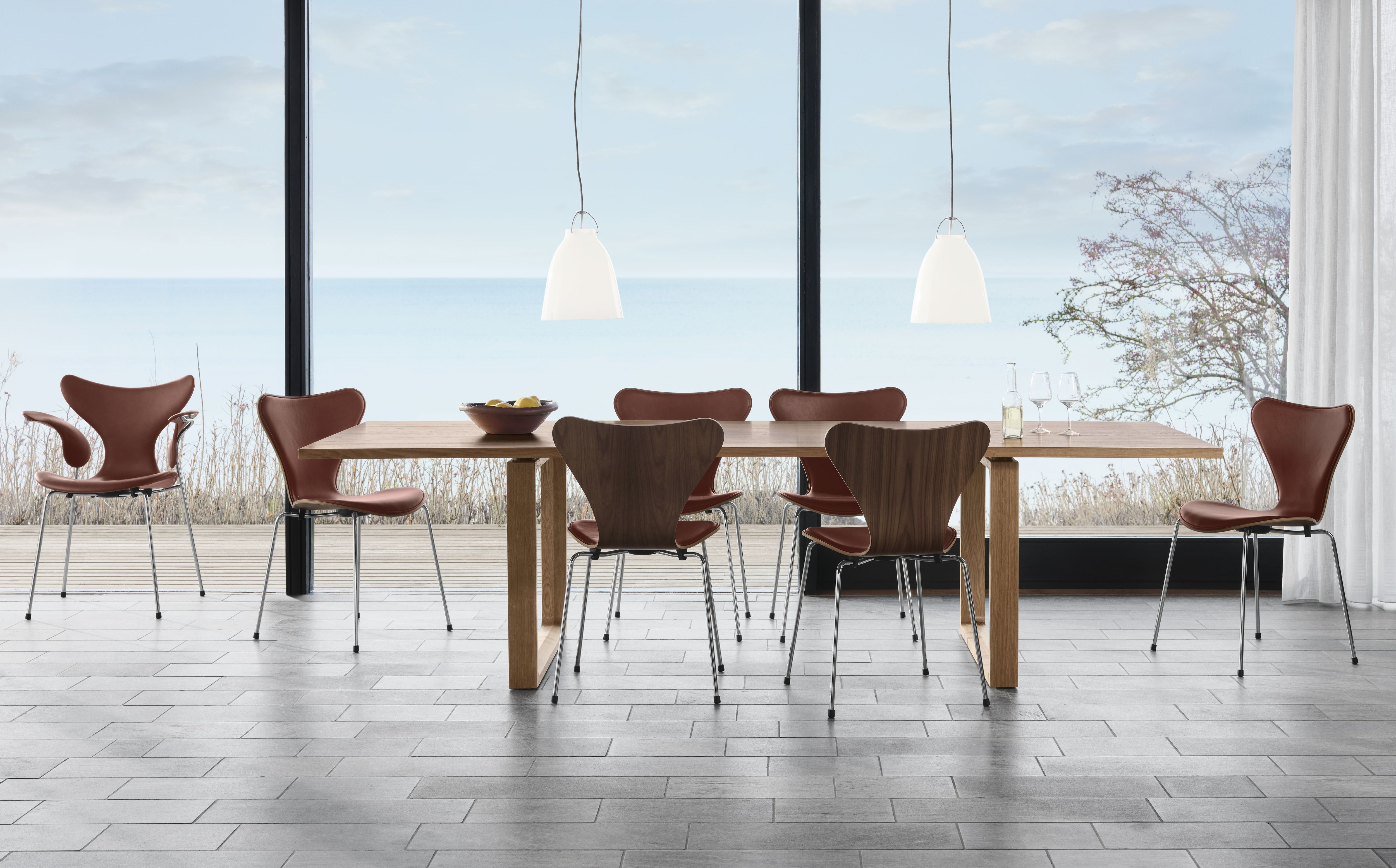 Fritz Hansen De leliemchoel, volledig gestoffeerd met Grace Chestnut Leather Anniversary Collection