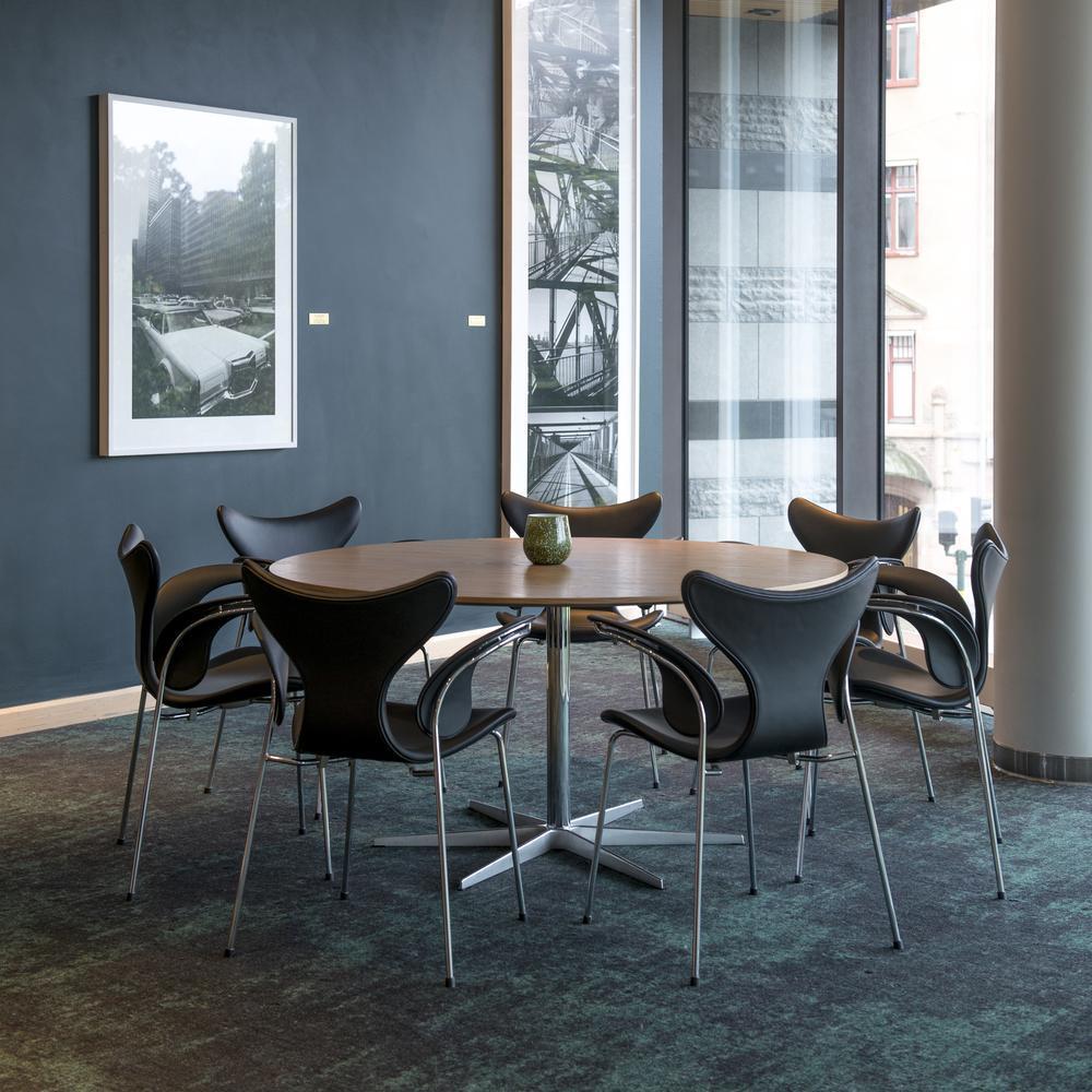 Fritz Hansen The Lily Chair Vollständig gepolstertes Leder, Soft Black