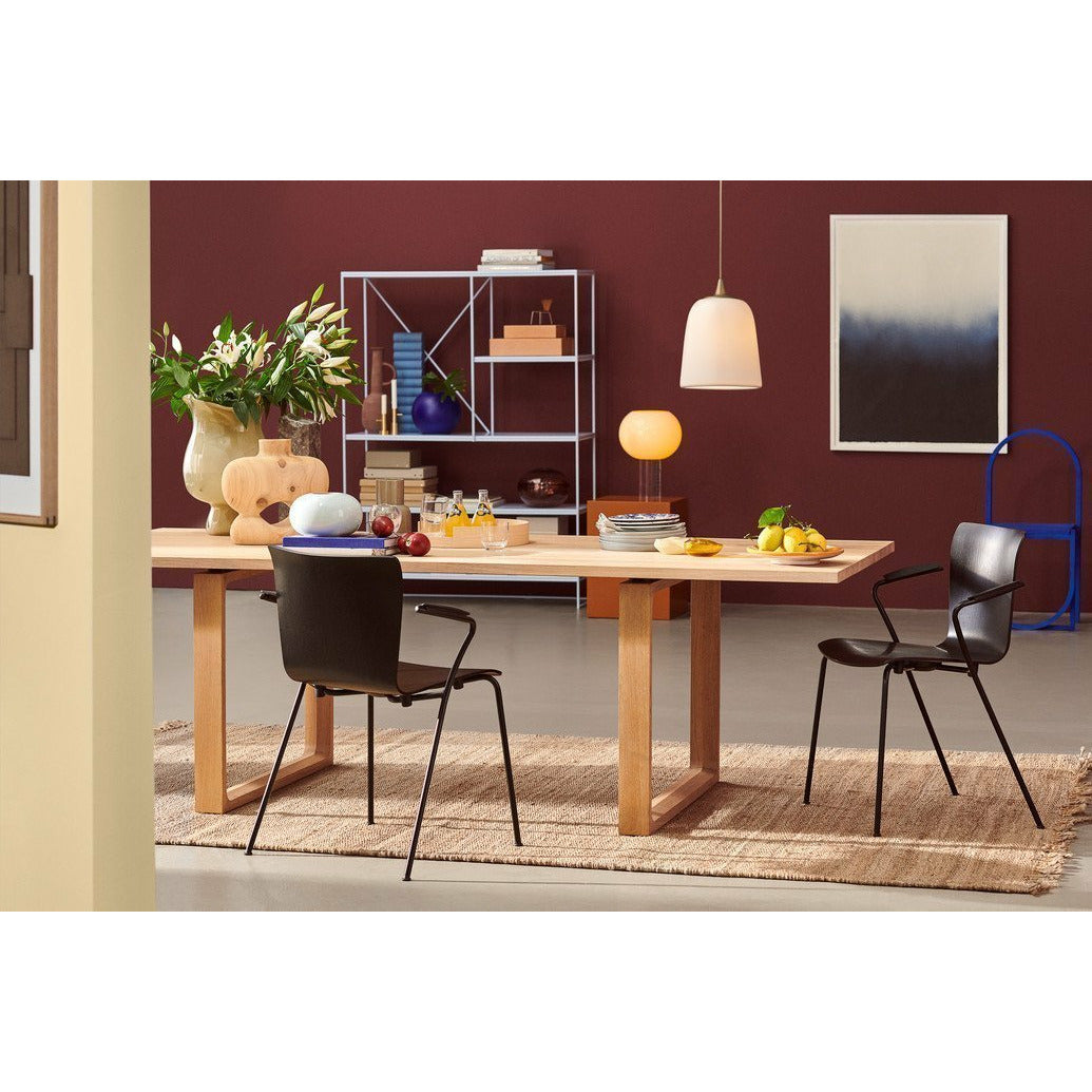 Fritz Hansen Vico Duo VM110 stoelpoeder gecoat frame, zwarte as