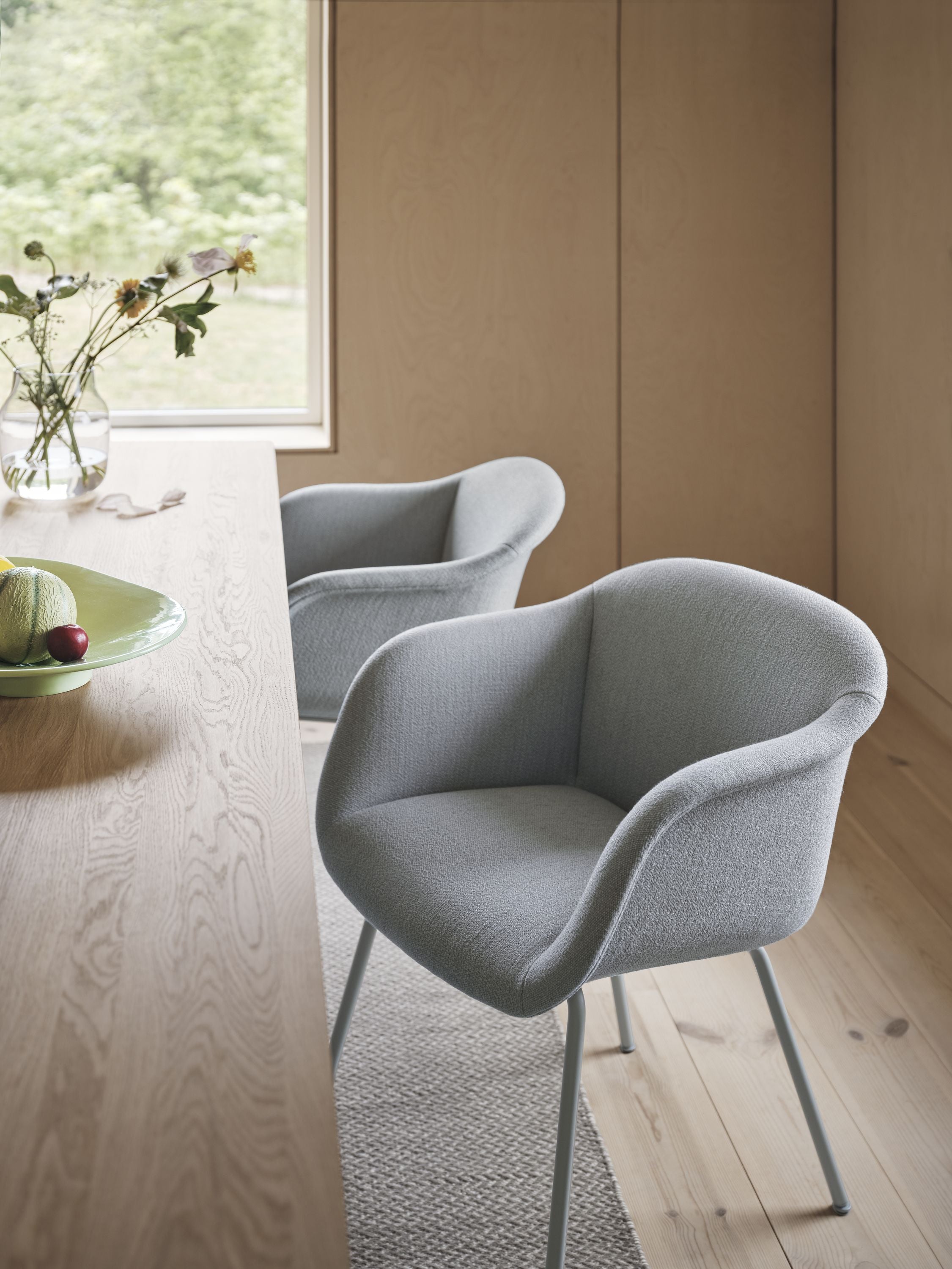 Muuto Vezelzachte fauteuilbuisbasis, ecriture 240/grijs