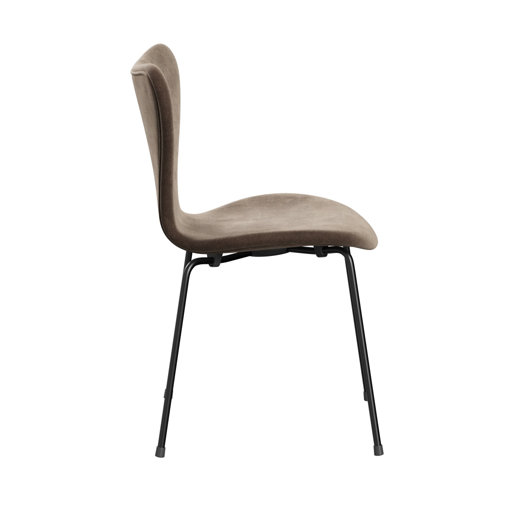 Fritz Hansen 3107 Stuhl Full Polster, Schwarz/Belfast Velvet Grey Braun