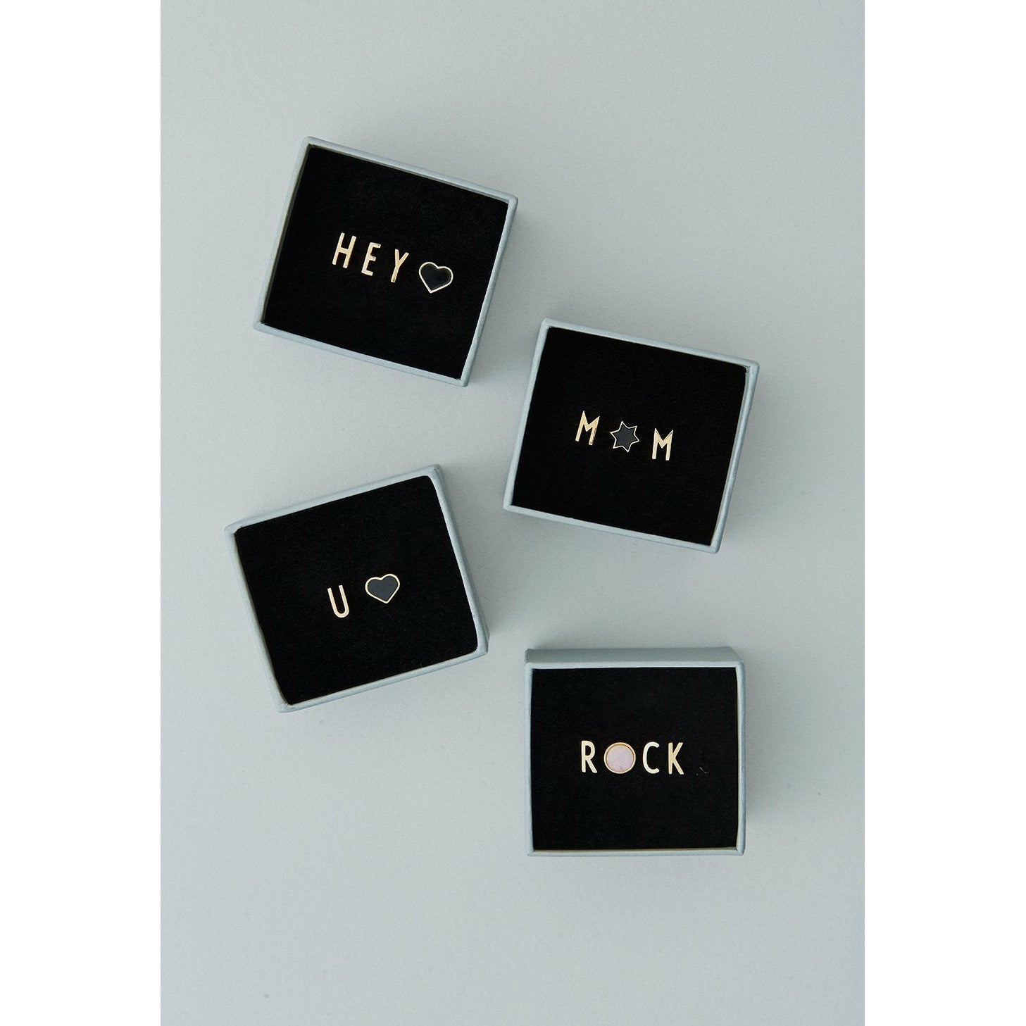 Design Letters Earring's emailster, zwart/goud