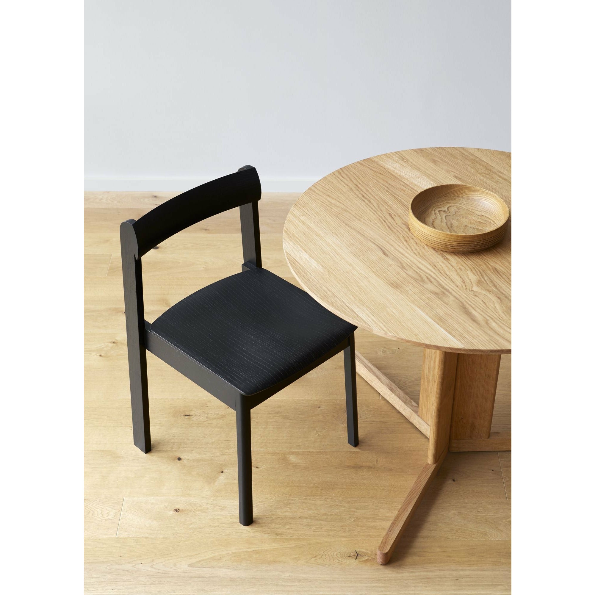 Form & Refine Blauwdrukstoel. Zwart bevlekte eik