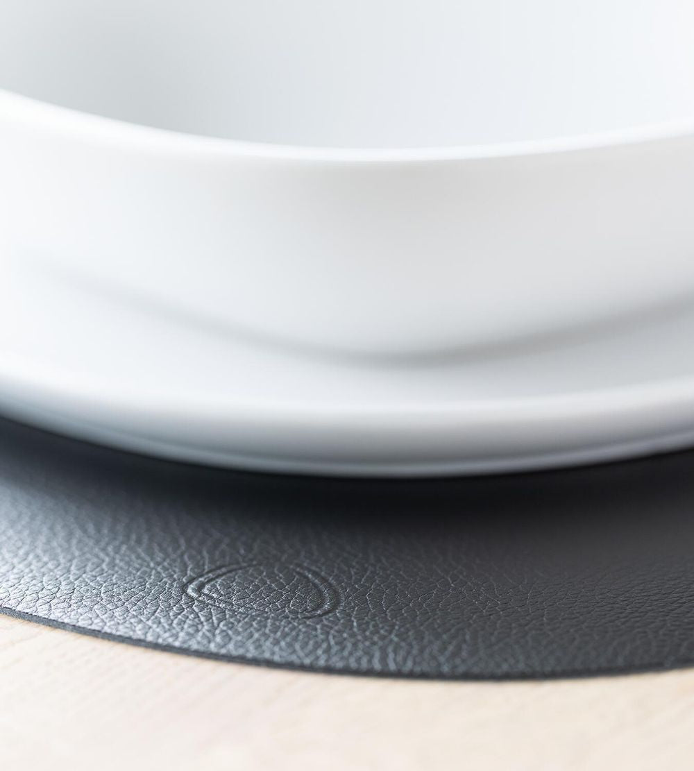 Lind Dna Curve Placemat Serene Leather L, zwart