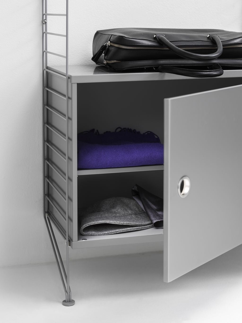 String Furniture String System Schrank mit Schwenktür, grau